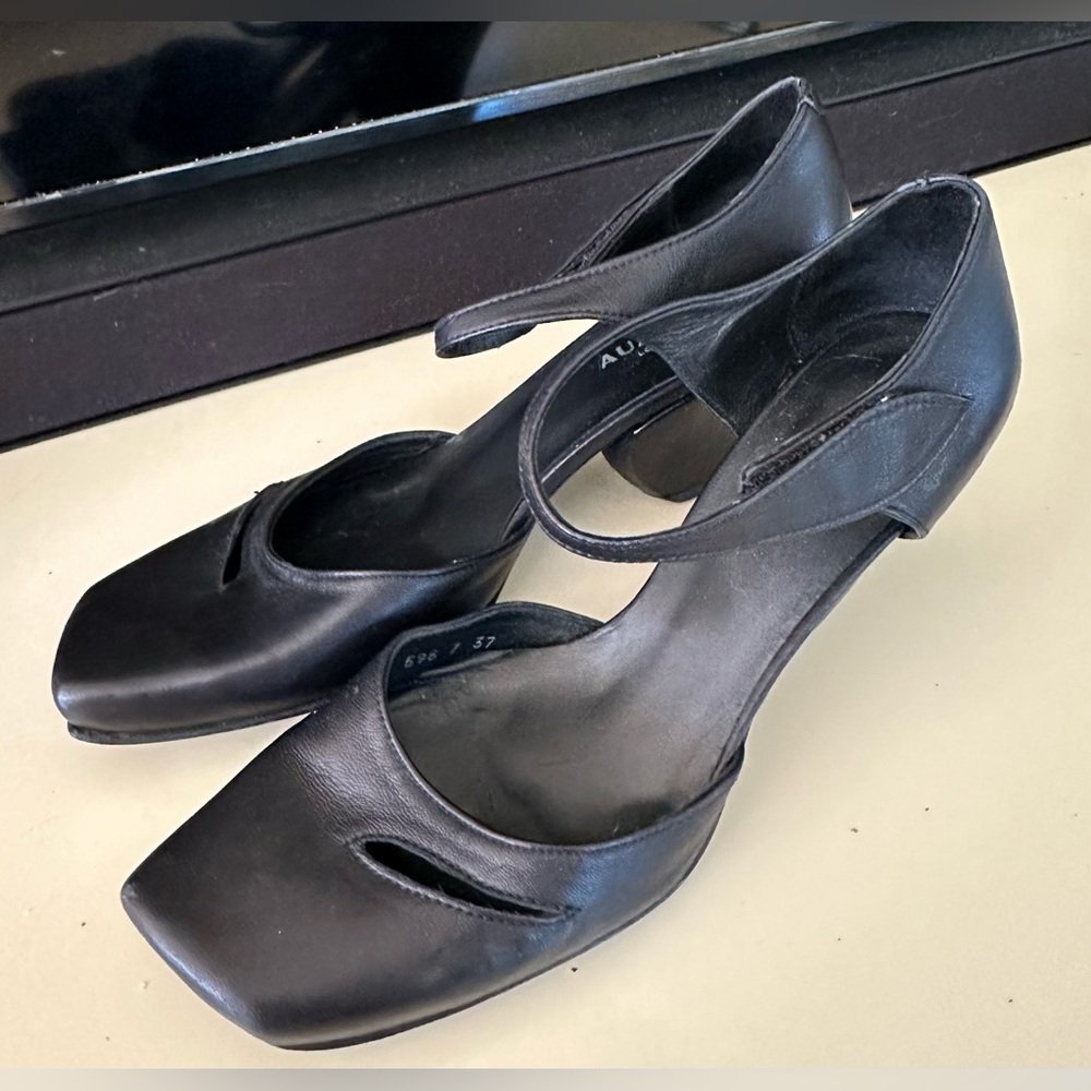 NEW AUDLEY LONDON Black Leather Pumps Euro Designer Shoes Sculptural Heels 37